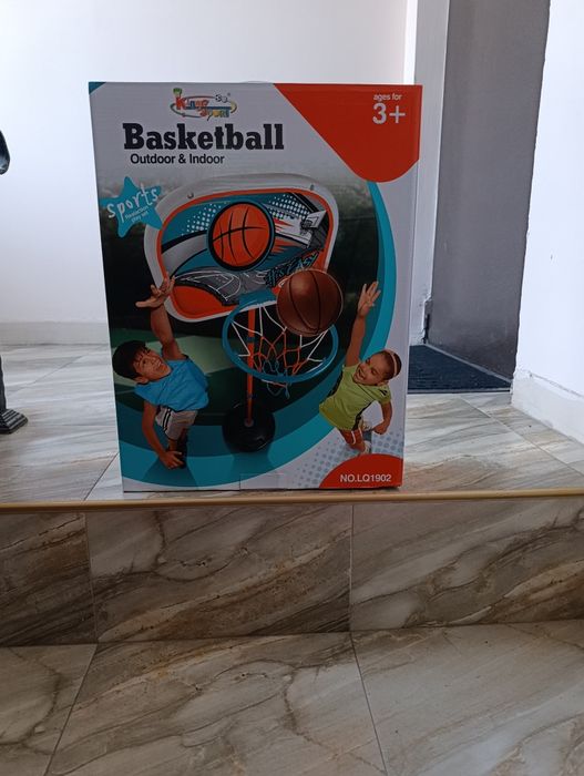 Детски баскетболен кош за игра.