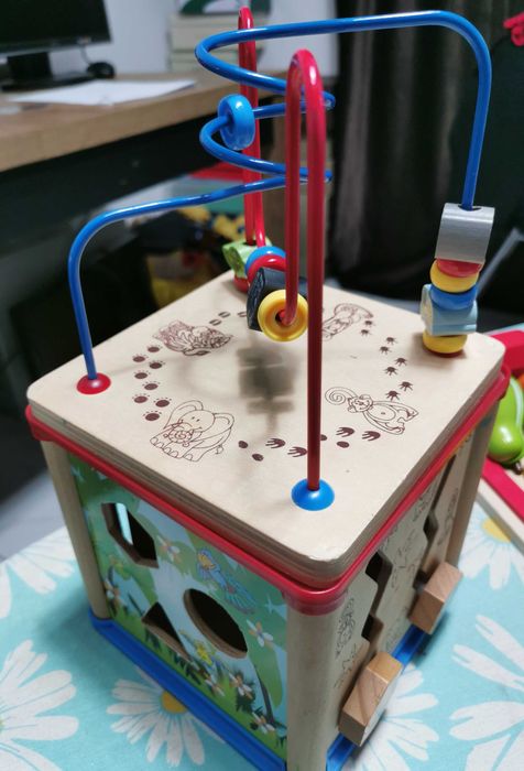 Дървени занимателни играчки.