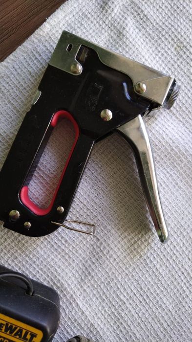 Степлер для мебели