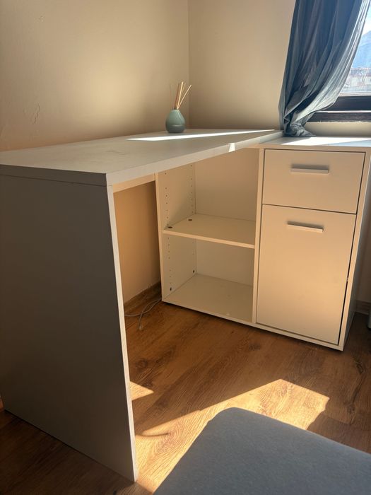 Бяло ъглово бюро