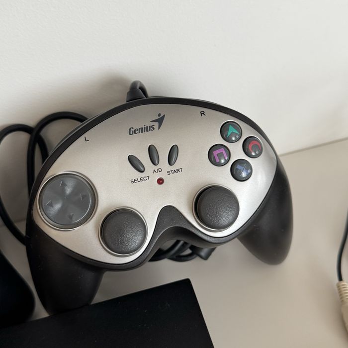 PlayStation 2 slim чипованная и 2 джостика