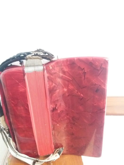 Продавам акордион хафнер 80 баса лучия 2 пи в отлично състояние