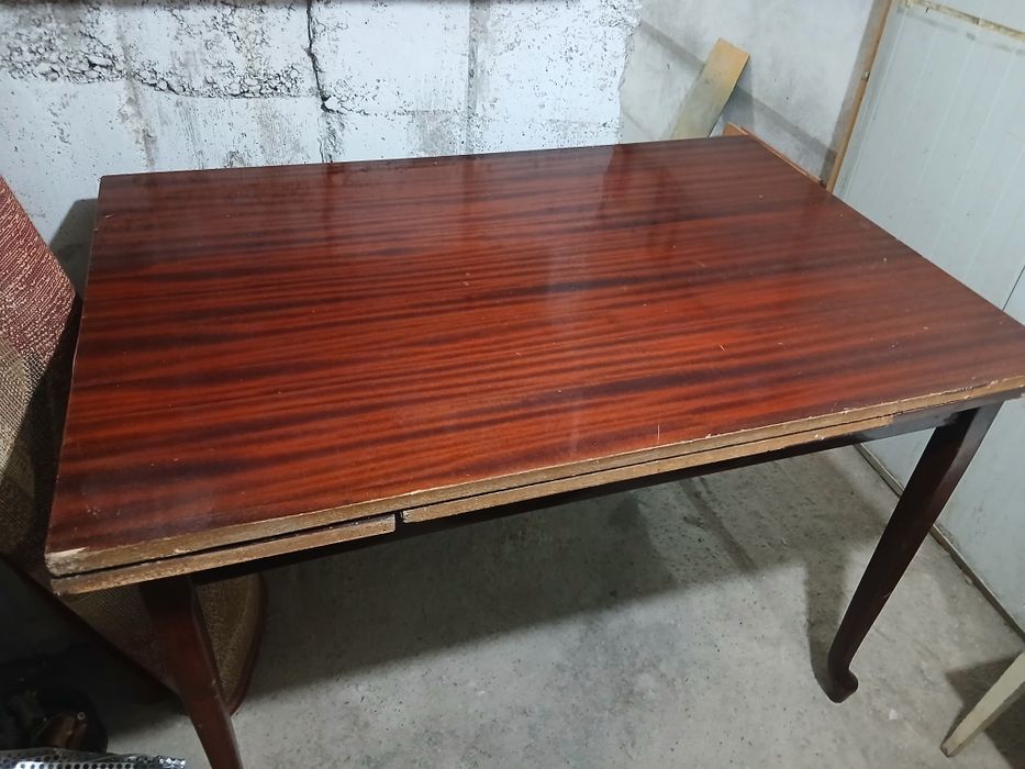 Vând urgent masa extensibilă 12 persoane