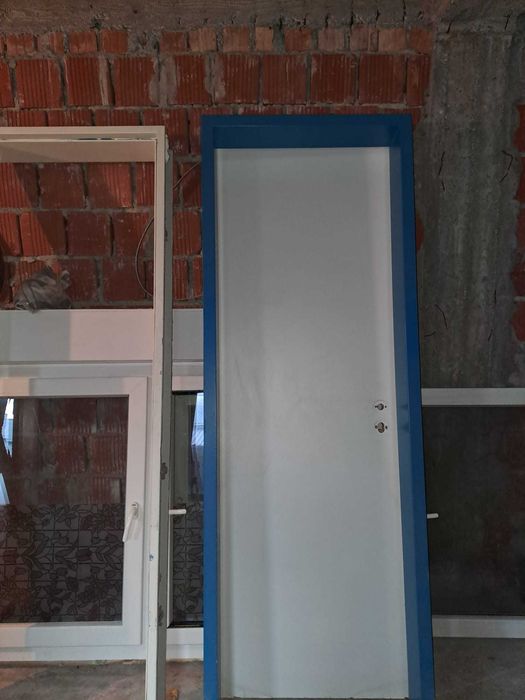 Usa MDF 730 mm + toc exterior metalic 770 mm, interior 700 mm