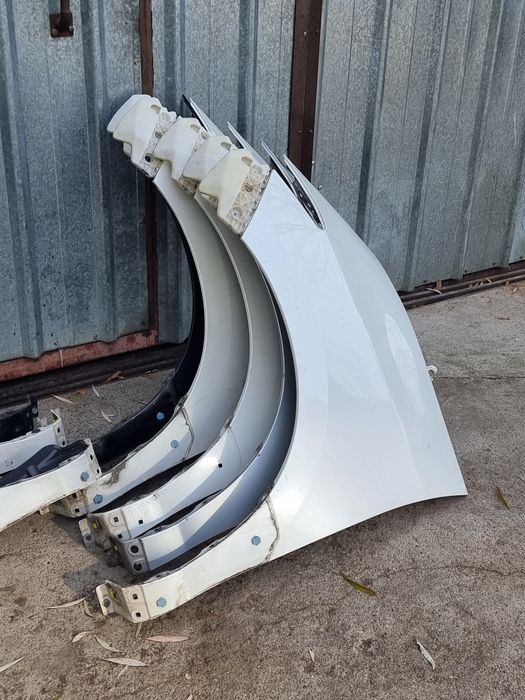 Передние крылья на Toyota Estima  .