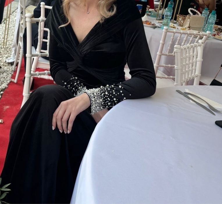Rochie lungă din catifea neagră, detalii cu perle