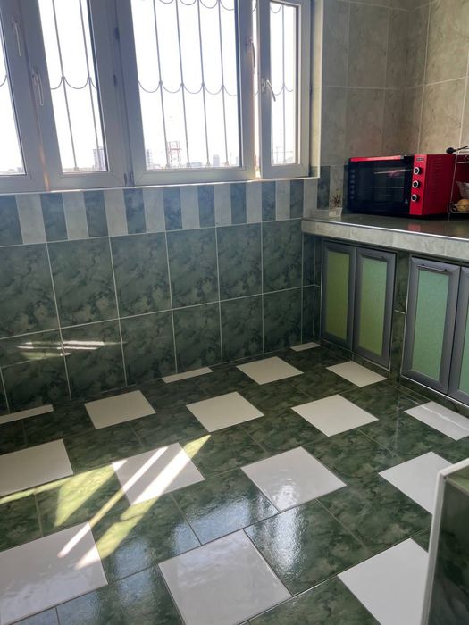 4 комнат, 8 этаж, 9 этажный дом. Площадь 200 квадратных метров.