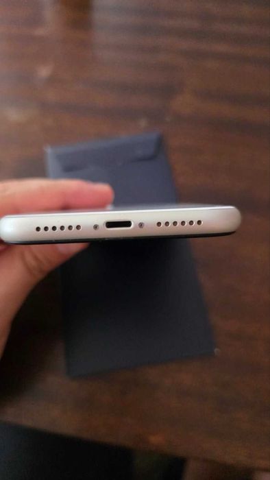 iPhone 11 128GB – Като нов + подарък