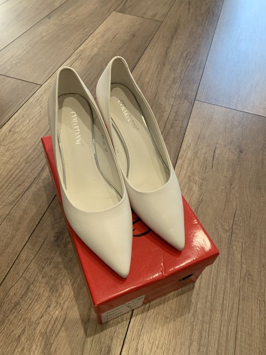 Белые свадебные туфли