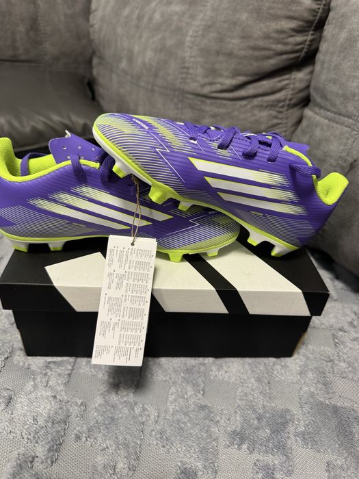 Чиста нови бутонки и addidas
