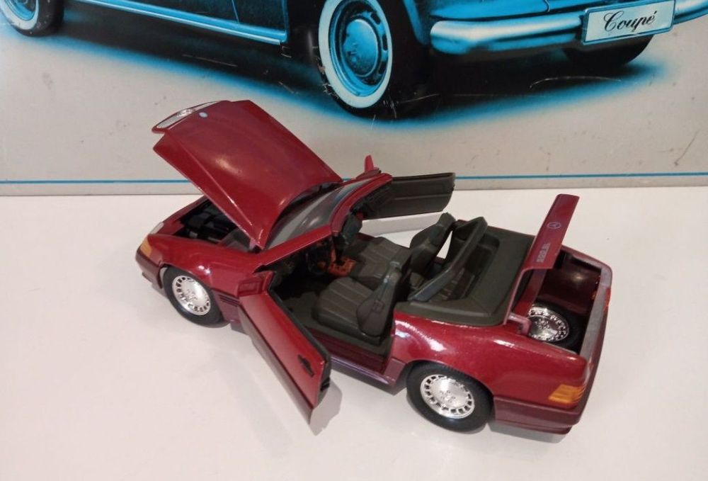 Mercedes Benz 500SL bburago scara 1:18

Scara 1:18

Thailanda

Po