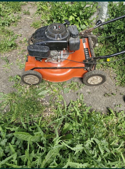 Газонокосилка бензиновая  б/у.