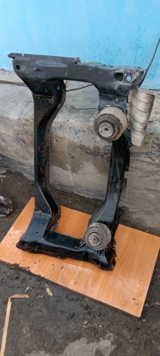 Подрамник Мерседес 210