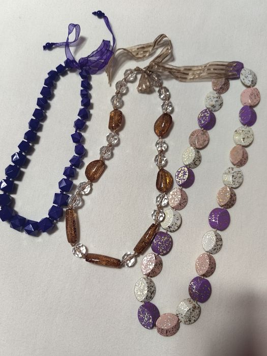 Бижута камък и пластмаса