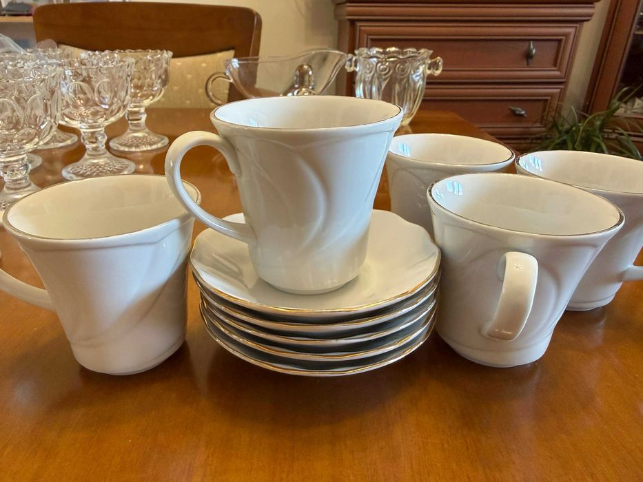 Различни видове стъклени чаши и чинии