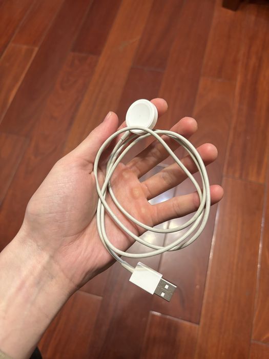 Apple Watch 5 / 44mm / White