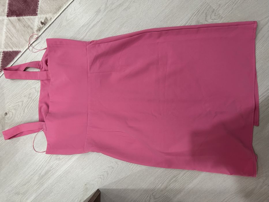 Розова рокля с цепка