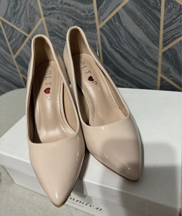 Pantofi cu toc lac