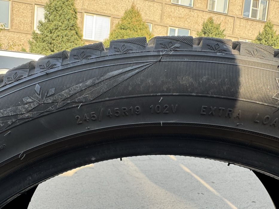 Продам б.у резину Triangle 245/45/19