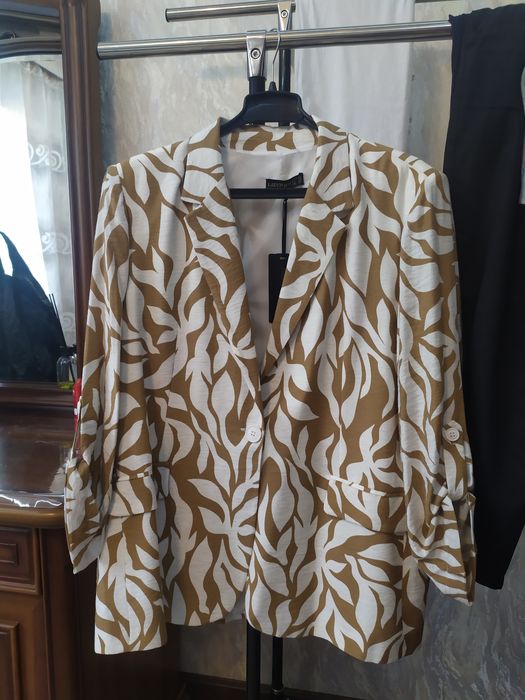 Срочно продается брючный костюм