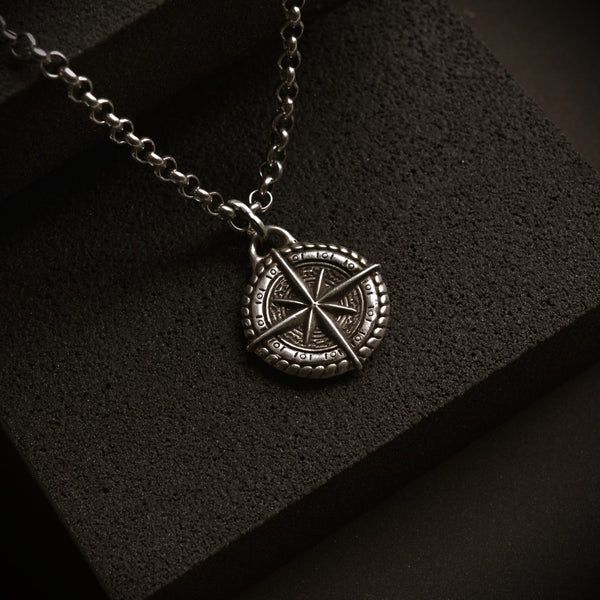 Сребърен медальон 925 „Компас“ – талисман за посока, закрила и сила