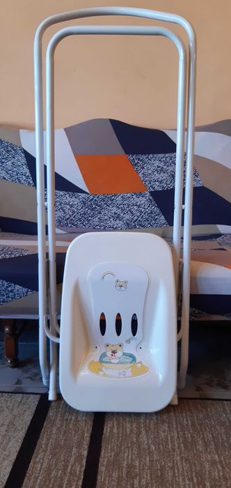 Продавам детска вана за къпане със стойка и помощна подложка