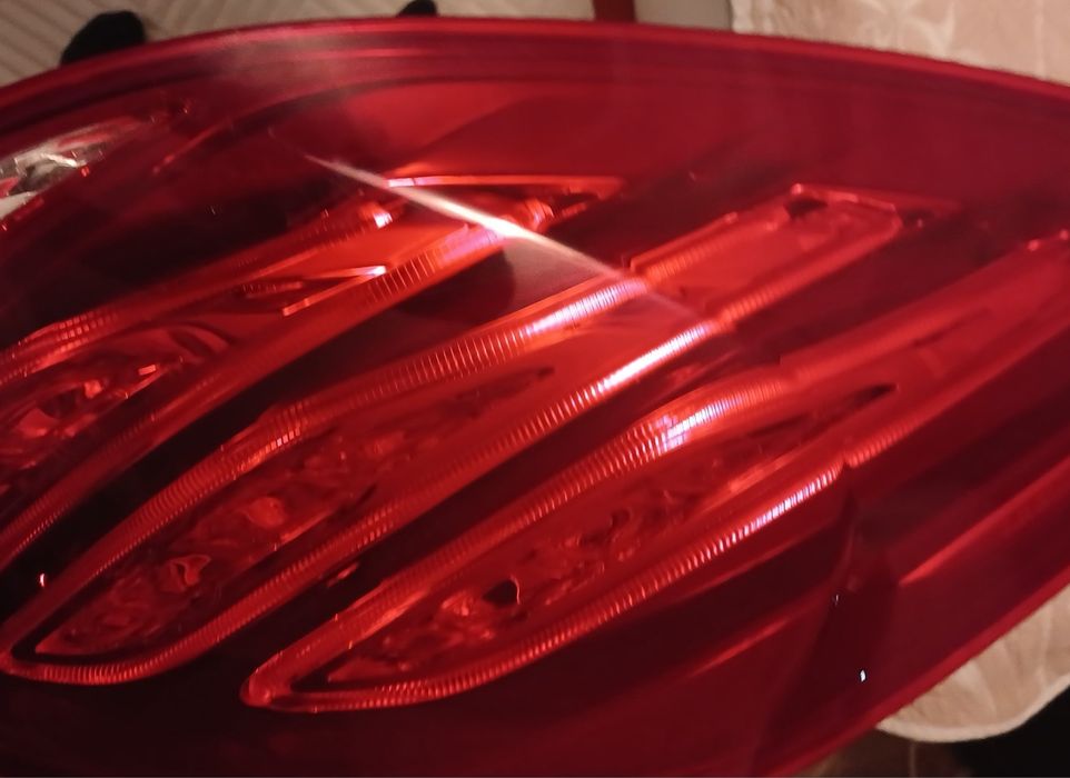 Продается  задняя  мерс 222 1фара