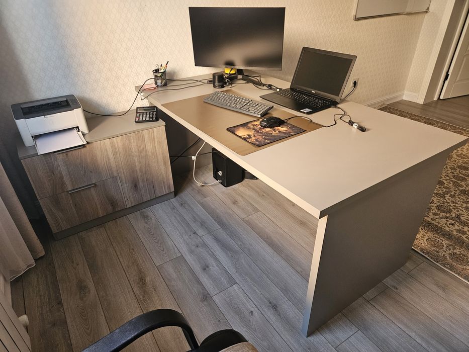 Продам стол с тумбой и шкаф