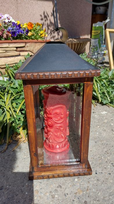 Винтидж поставка за свещ. Дървена къщичка с метален покрив с отвор