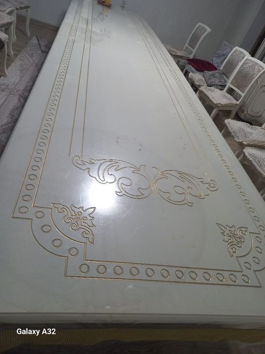 Қонақ бөлмеге стол сатылады.