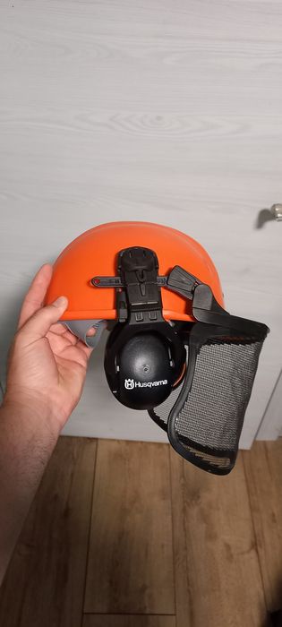 Каска husqvarna за дървосекач