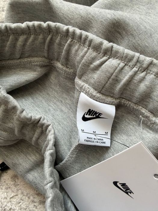 Pantaloni Nike Tech