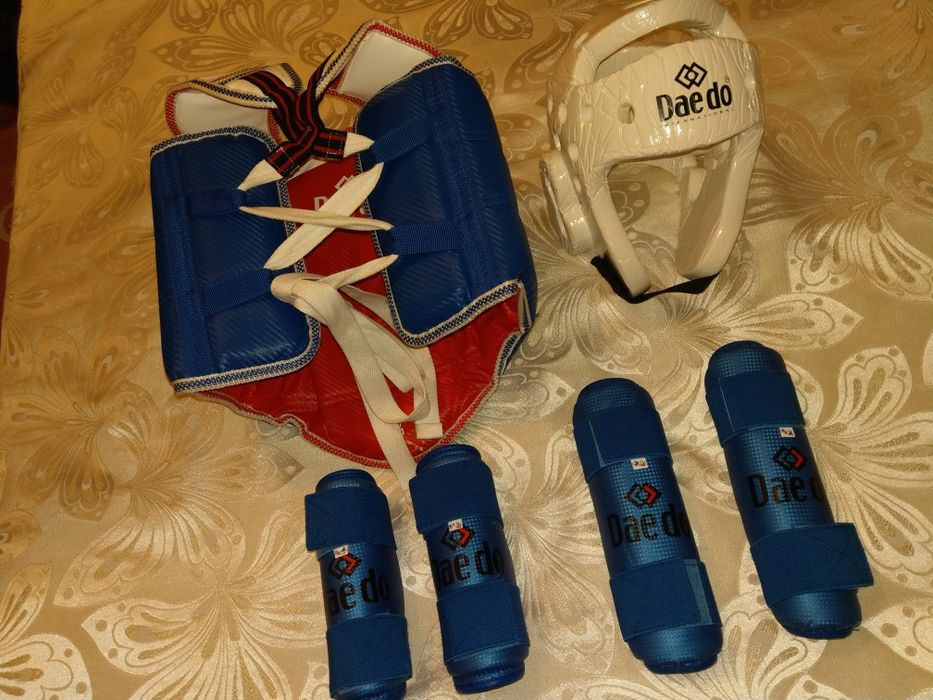 Продаю протектор, щитки и шлем