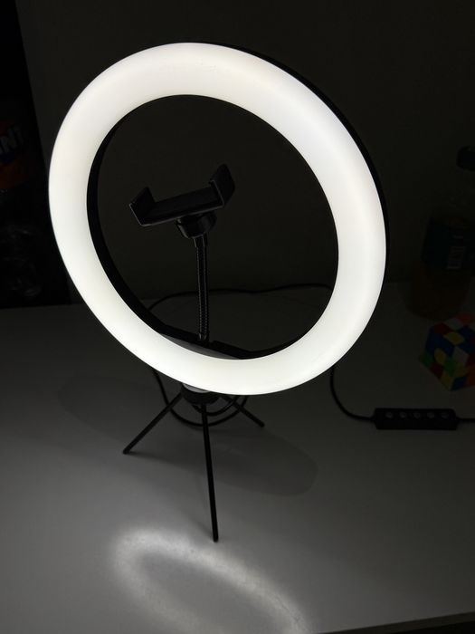 Настольная лампа, светящая