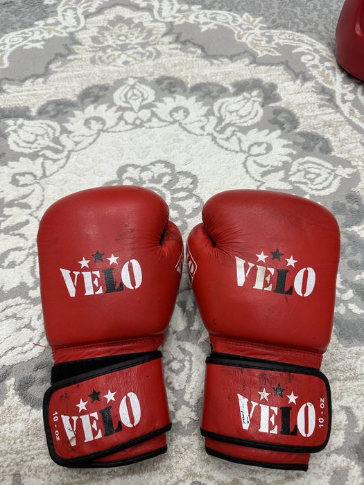 Перчатки Velo. Красные 10-oz