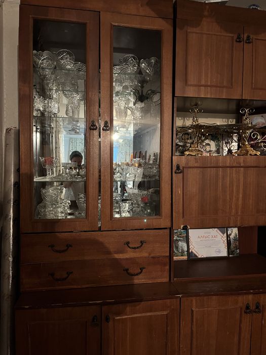 Стенка из натурального дерева