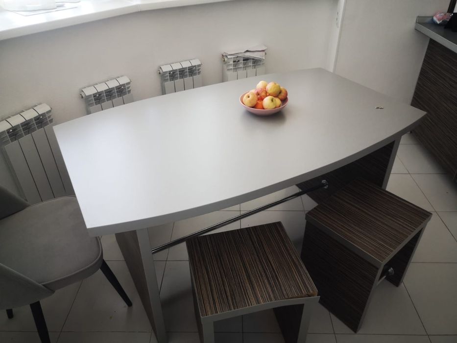 Обеденный стол со стульями