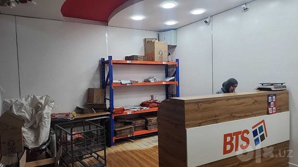 Чорсу кийим бозорида дукон сотилади.