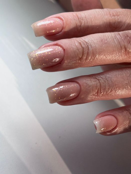 Начинающий мастер маникюра