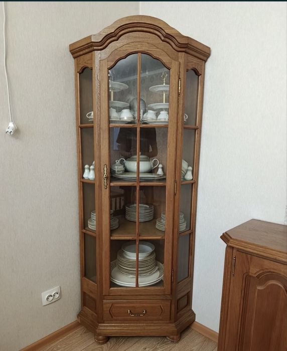 Продам 2 серванта из дуба для посуды