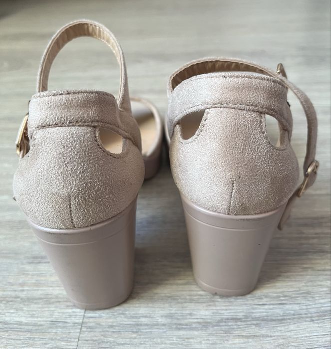 Босоножки на каблуке