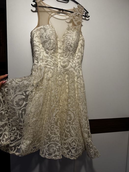 Официална рокля.