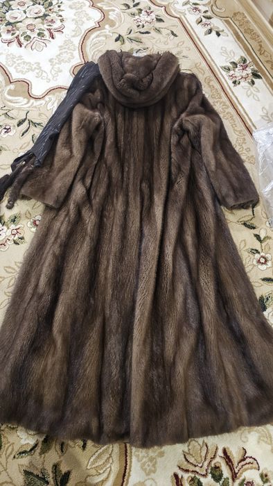 Продам норковую шубу с капюшоном
