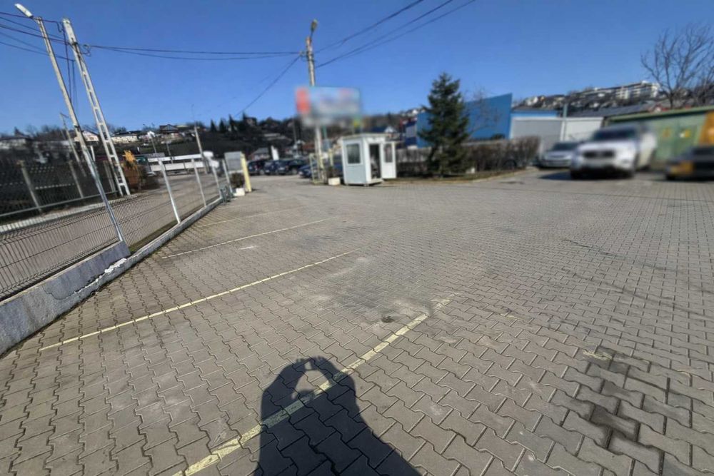 Curte pavata de inchiriat