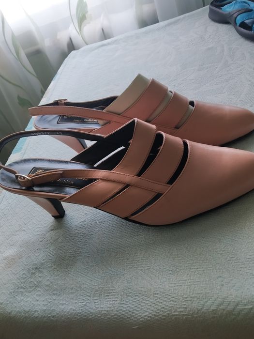 Продаю босоножки