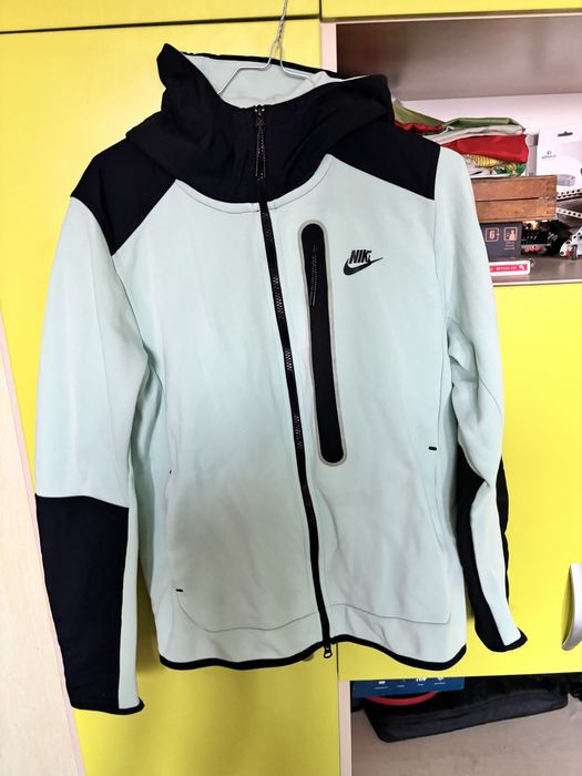 Продавам Nike tech малко ползван