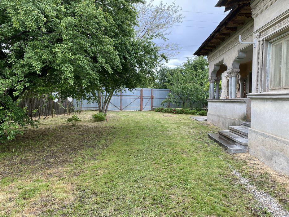 Casa de vanzare + teren 5000 mp