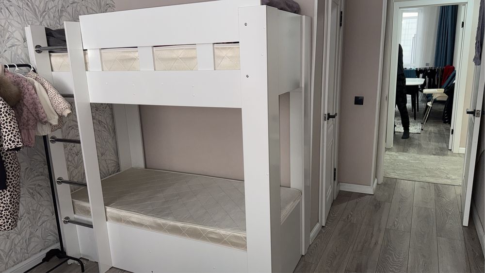 Двухяростный кровать