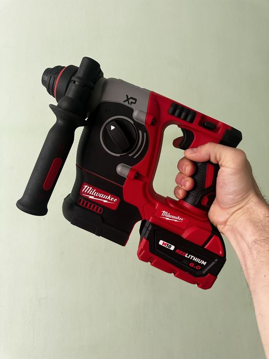 Акумуляторный перфоратор Milwaukee набор