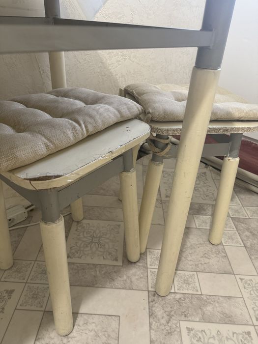 Стол и табуретки